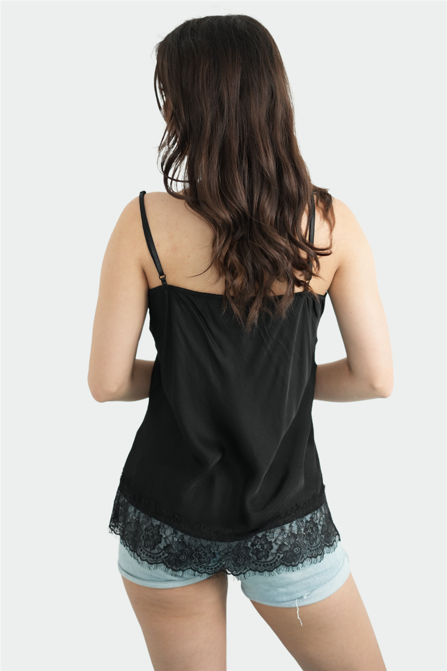 Siyah Rengi Askılı Dantel Detaylı İpek Bluz