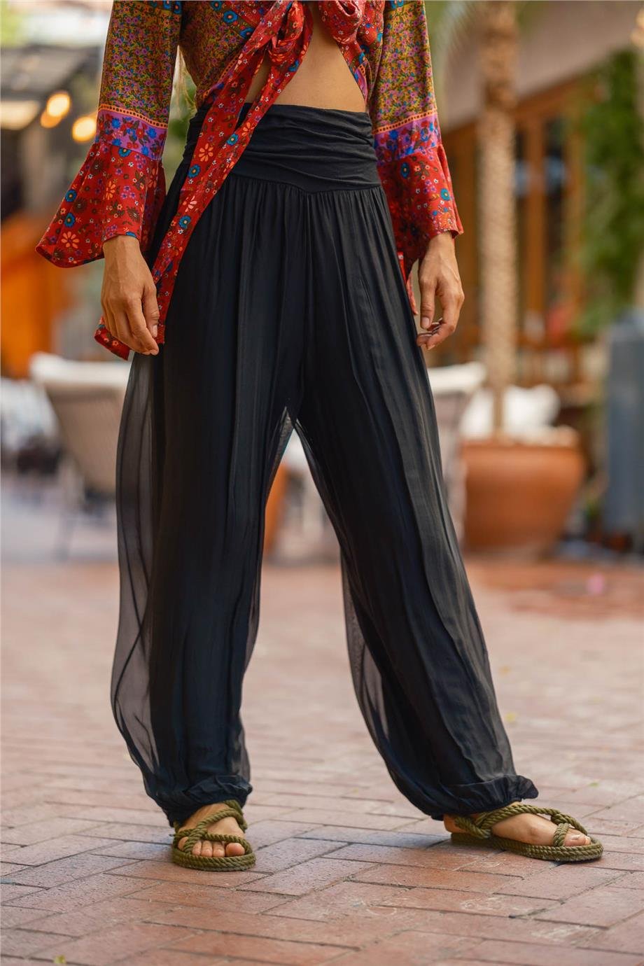 Siyah Renk Paçası Lastikli İpek Pantolon