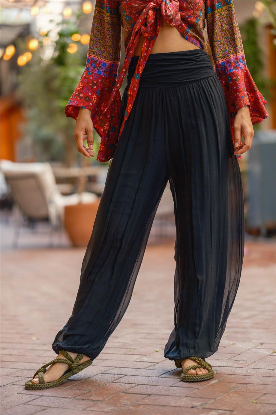 Siyah Renk Paçası Lastikli İpek Pantolon