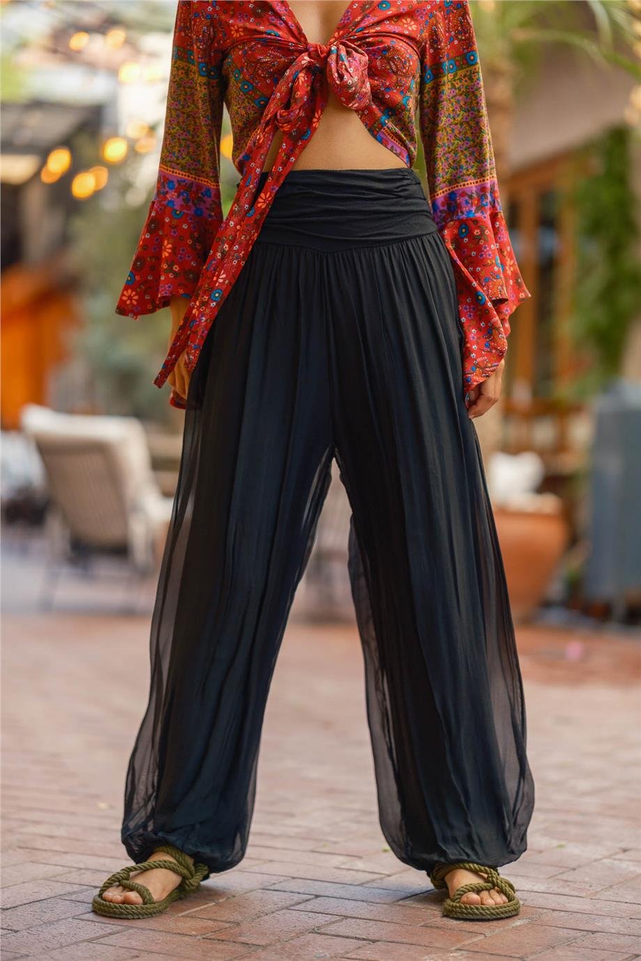 Siyah Renk Paçası Lastikli İpek Pantolon