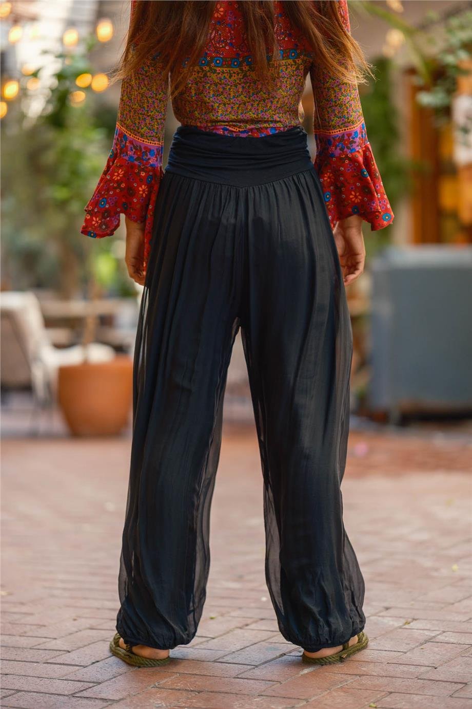 Siyah Renk Paçası Lastikli İpek Pantolon