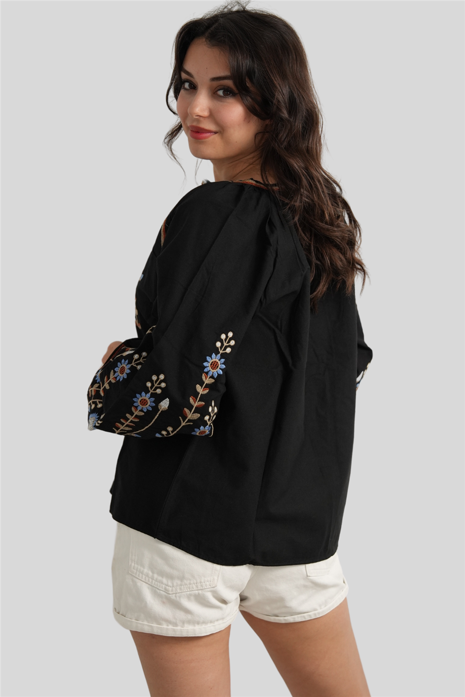 Tasarım Siyah Renk Papatya İşlemeli Balon Kol Bluz