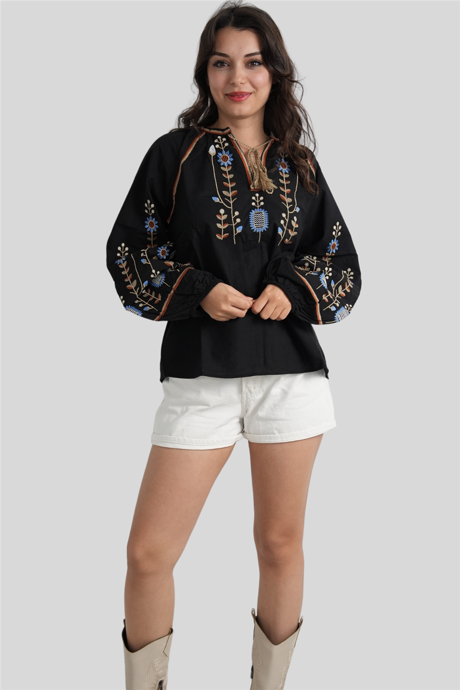 Tasarım Siyah Renk Papatya İşlemeli Balon Kol Bluz