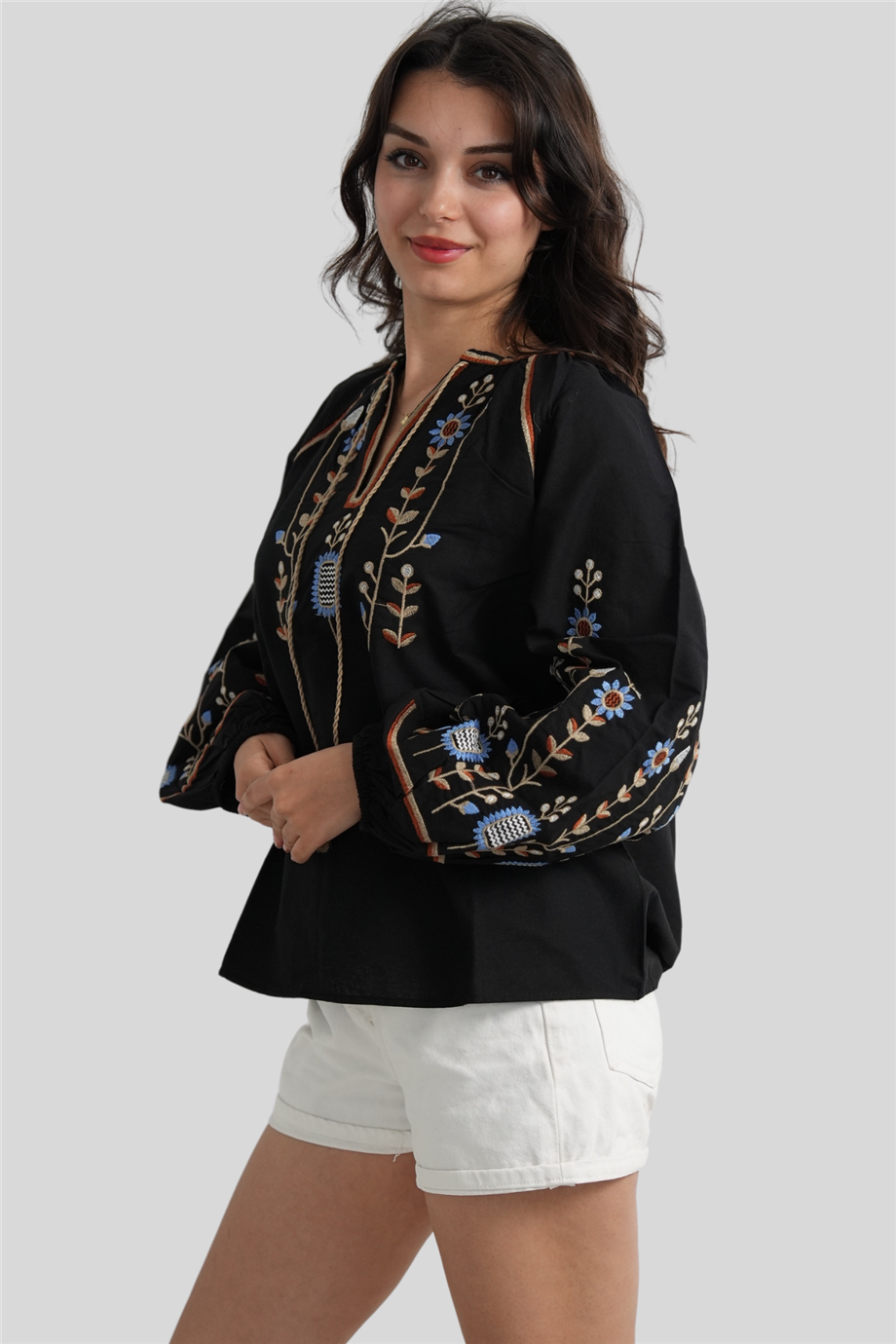Tasarım Siyah Renk Papatya İşlemeli Balon Kol Bluz