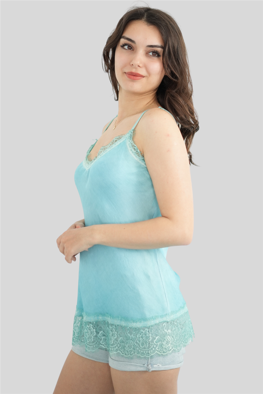 Turkuaz Askılı Dantel Detaylı İpek Bluz