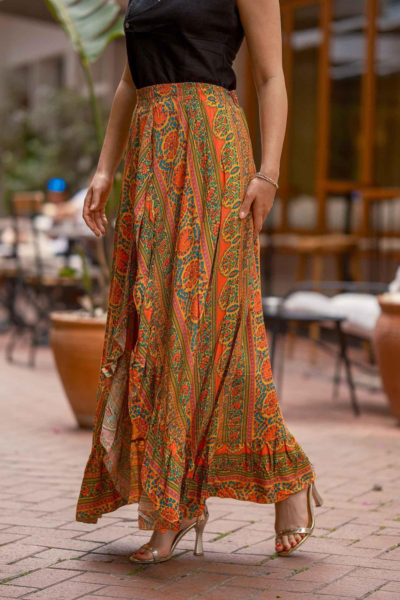 Turuncu Renk Derin Ön Yırtmaçlı Fırfırlı Uzun Şort Etek