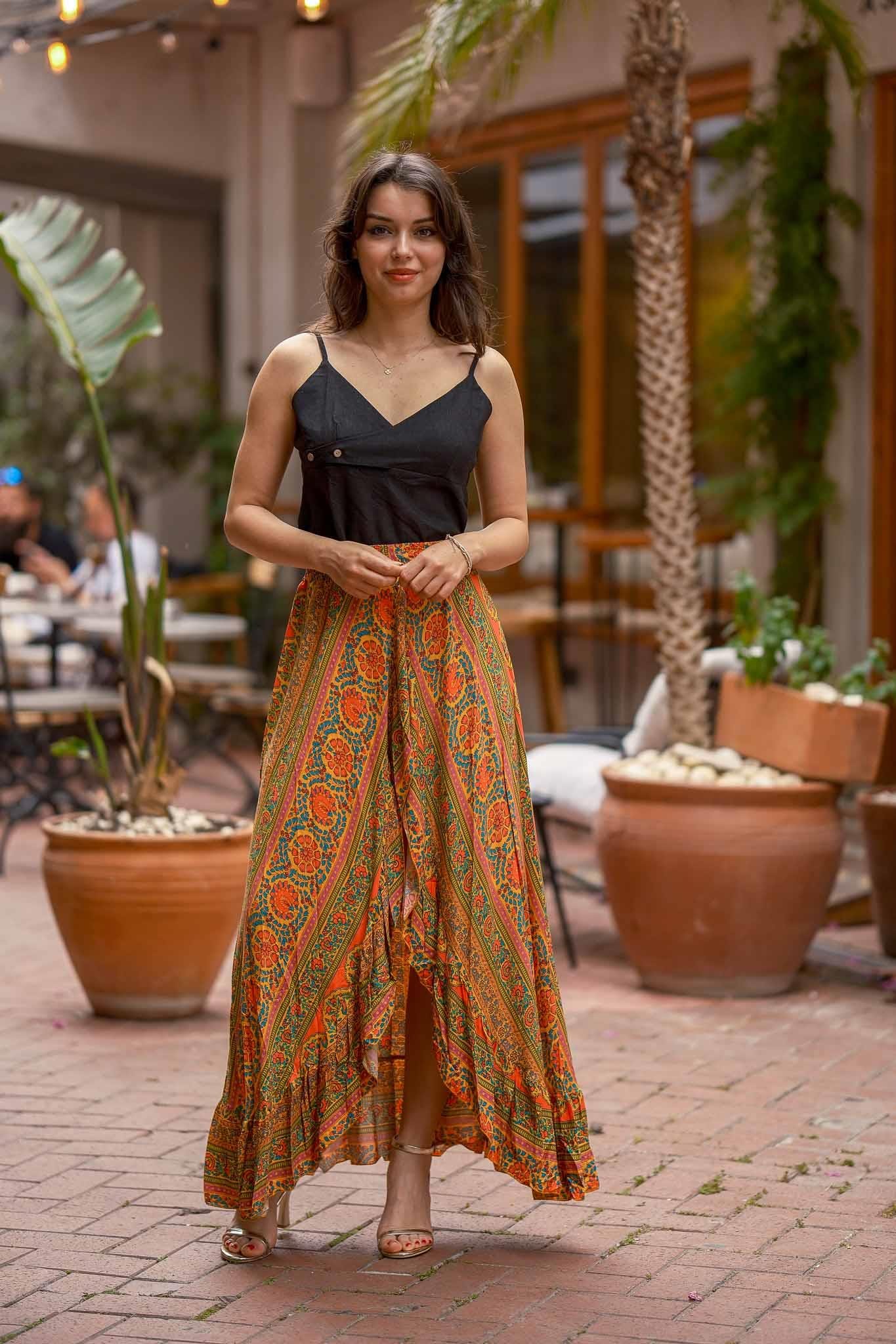 Turuncu Renk Derin Ön Yırtmaçlı Fırfırlı Uzun Şort Etek