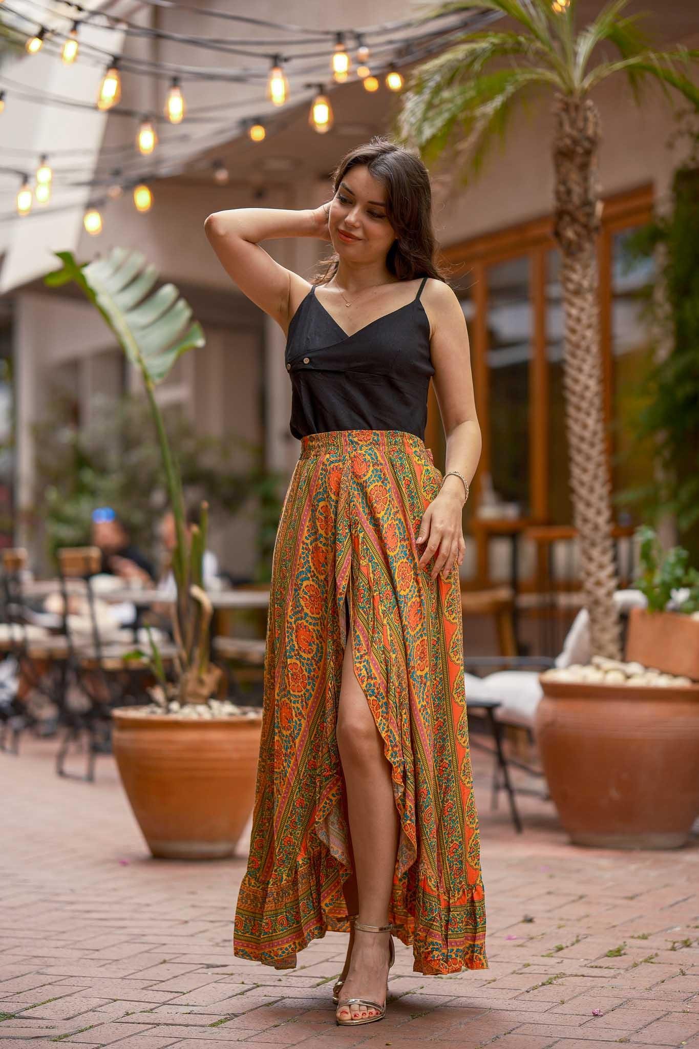 Turuncu Renk Derin Ön Yırtmaçlı Fırfırlı Uzun Şort Etek