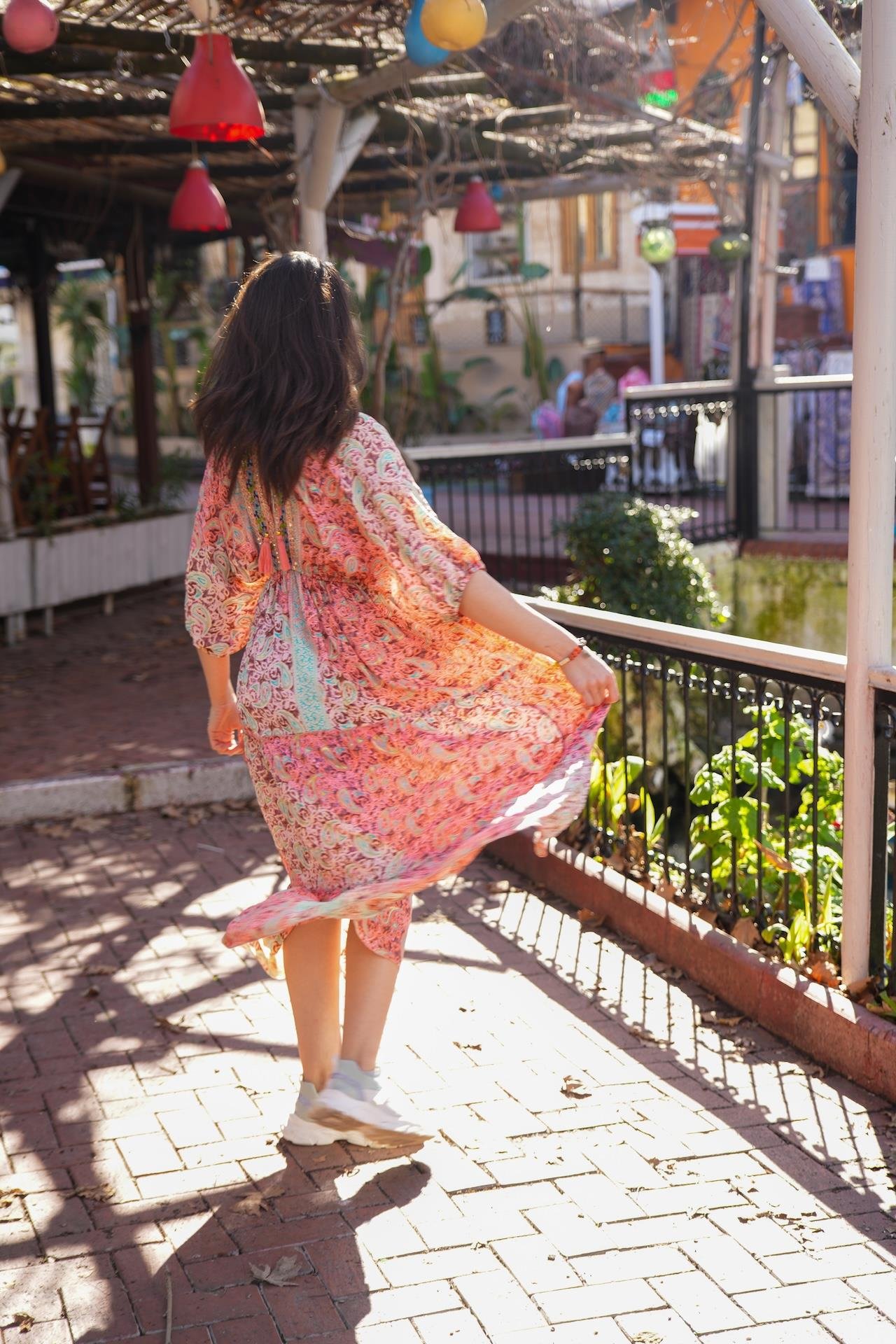 Yavruağzı Önü ve Sırtı V Yaka İşlemeli İpek Elbise