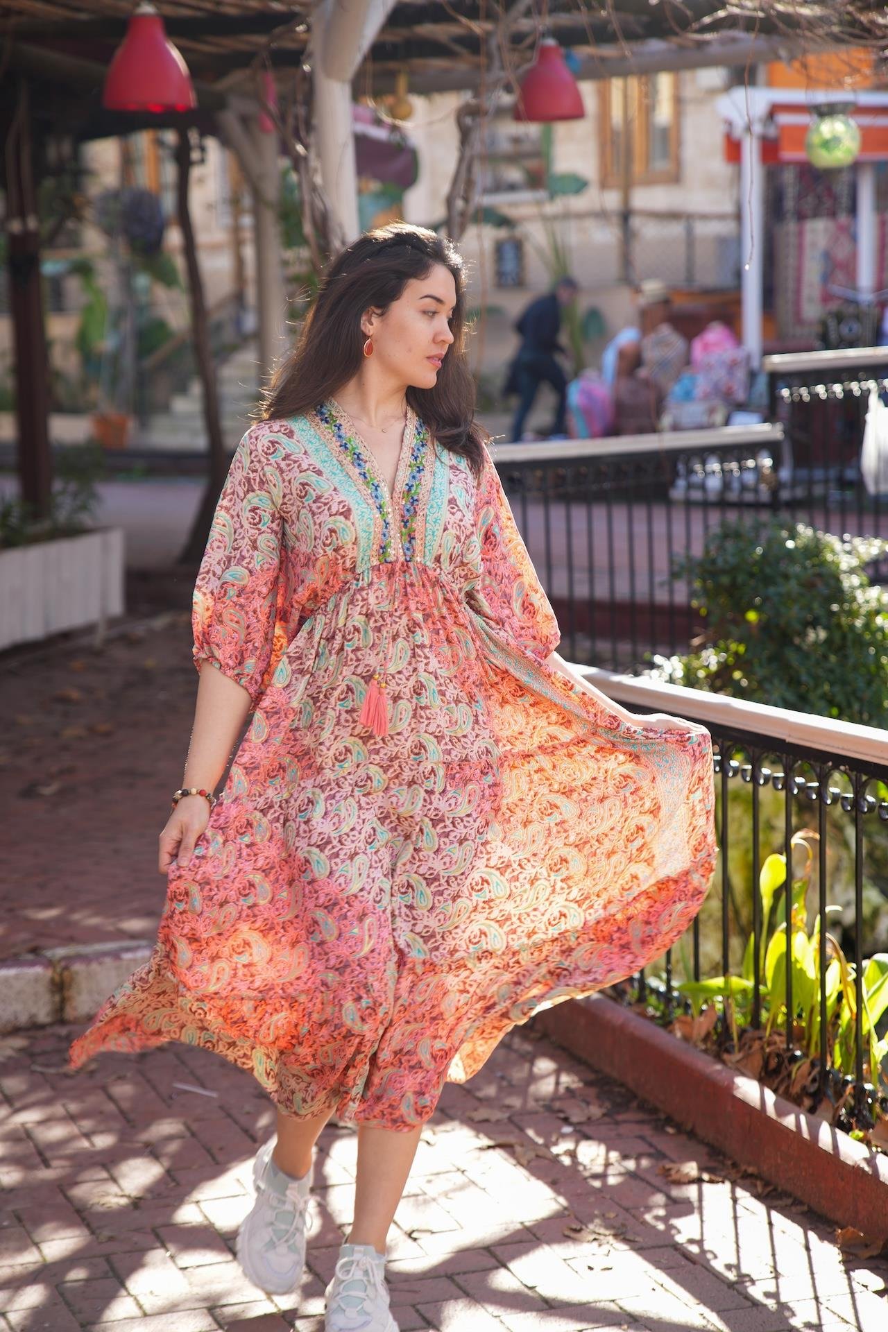 Yavruağzı Önü ve Sırtı V Yaka İşlemeli İpek Elbise