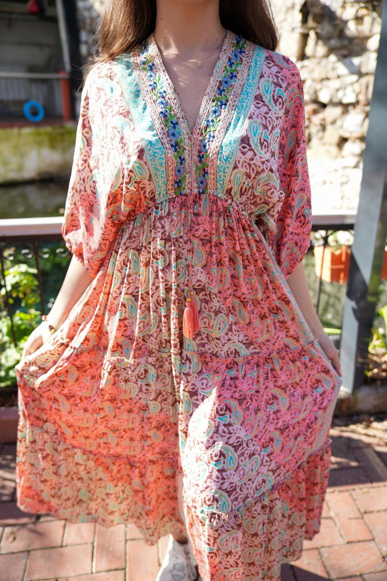 Yavruağzı Önü ve Sırtı V Yaka İşlemeli İpek Elbise