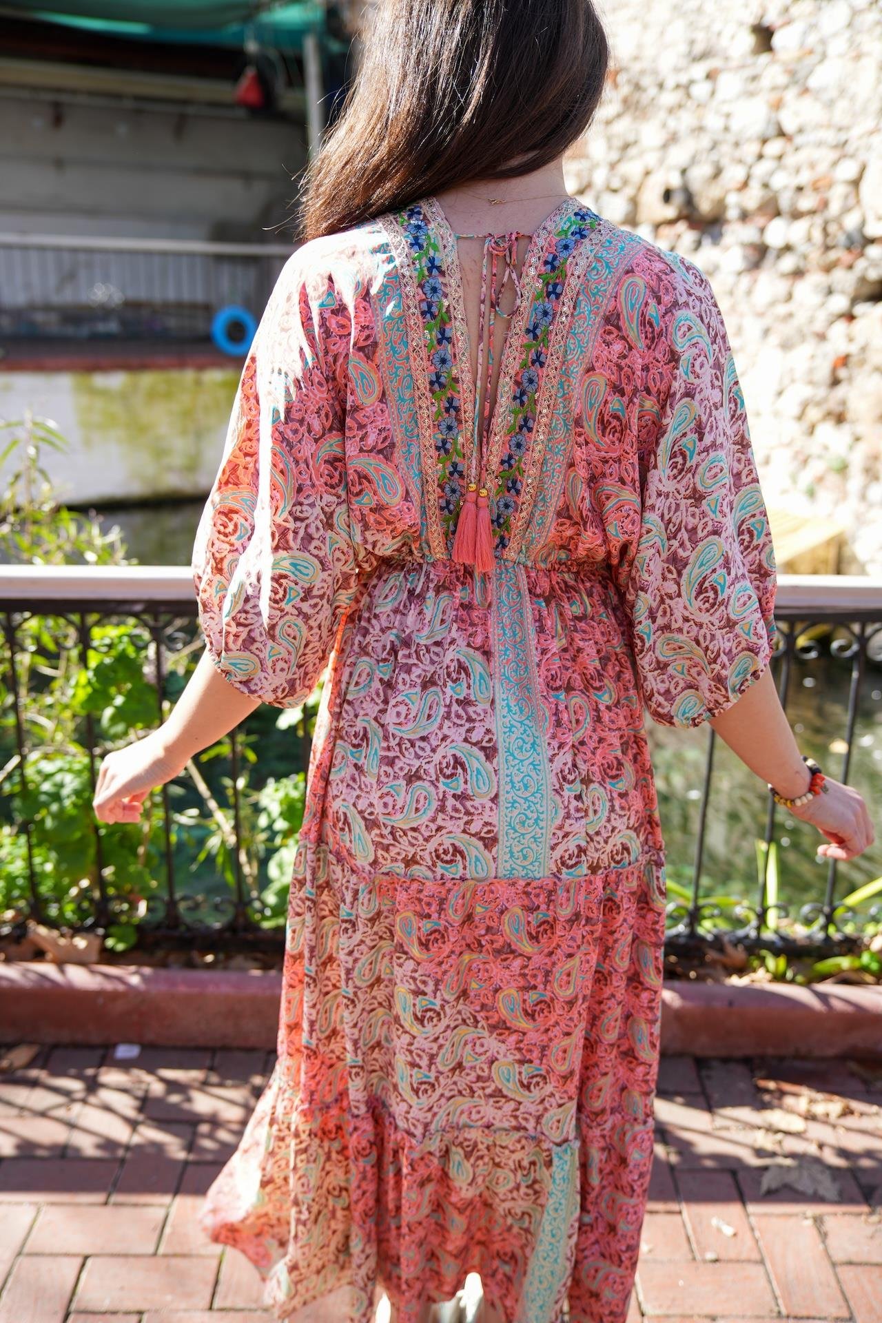 Yavruağzı Önü ve Sırtı V Yaka İşlemeli İpek Elbise