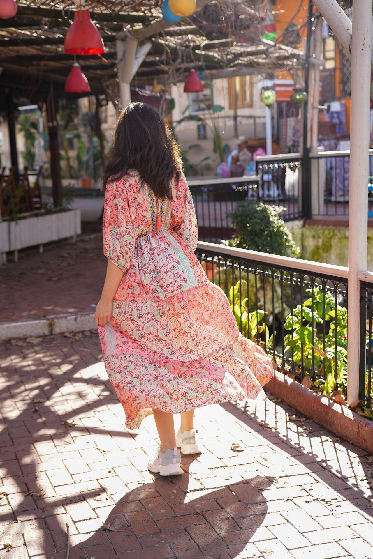 Yavruağzı Önü ve Sırtı V Yaka İşlemeli İpek Elbise