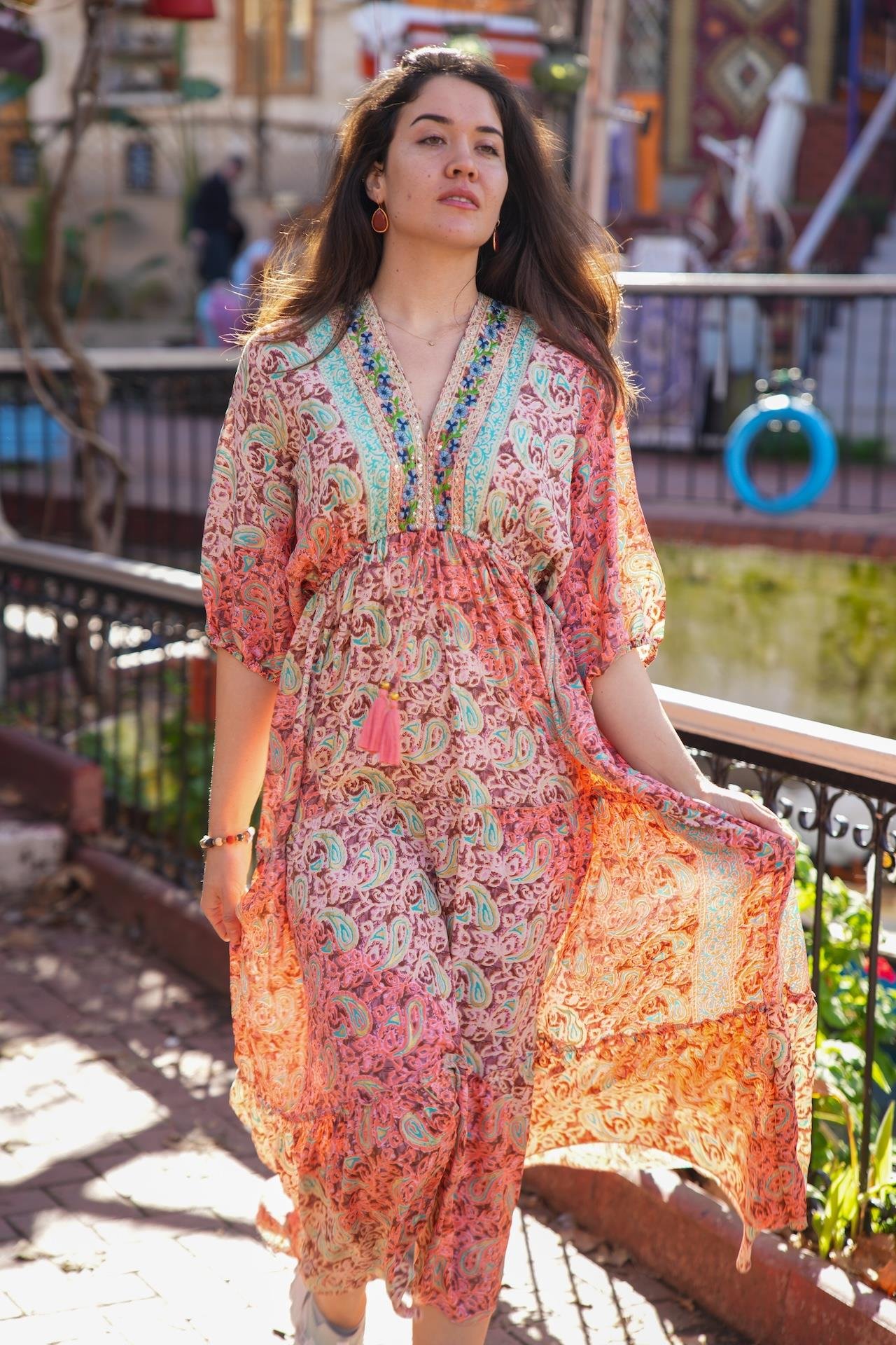 Yavruağzı Önü ve Sırtı V Yaka İşlemeli İpek Elbise