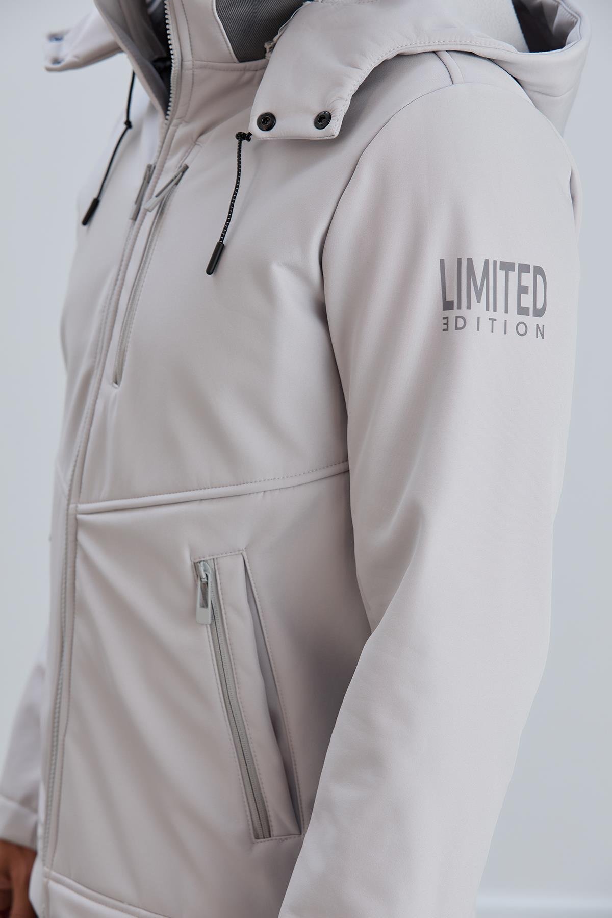 Çıkabilir Kapüşonlu Erkek Softshell Mont