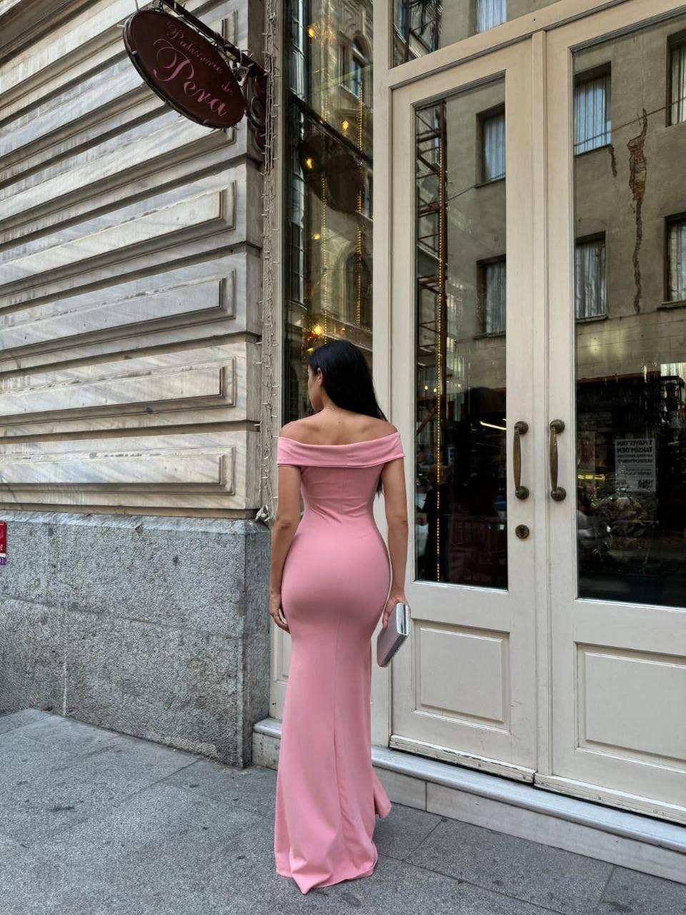 Krep Kumaş Kısa Kollu Kayık Yaka Yırtmaç Detay Maxi Boy Abiye Elbise 582904 PUDRA