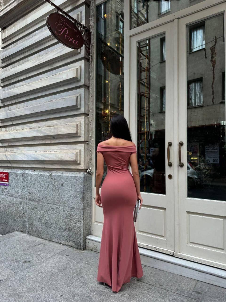 Krep Kumaş Kısa Kollu Kayık Yaka Yırtmaç Detay Maxi Boy Abiye Elbise 582904 GÜLKURUSU