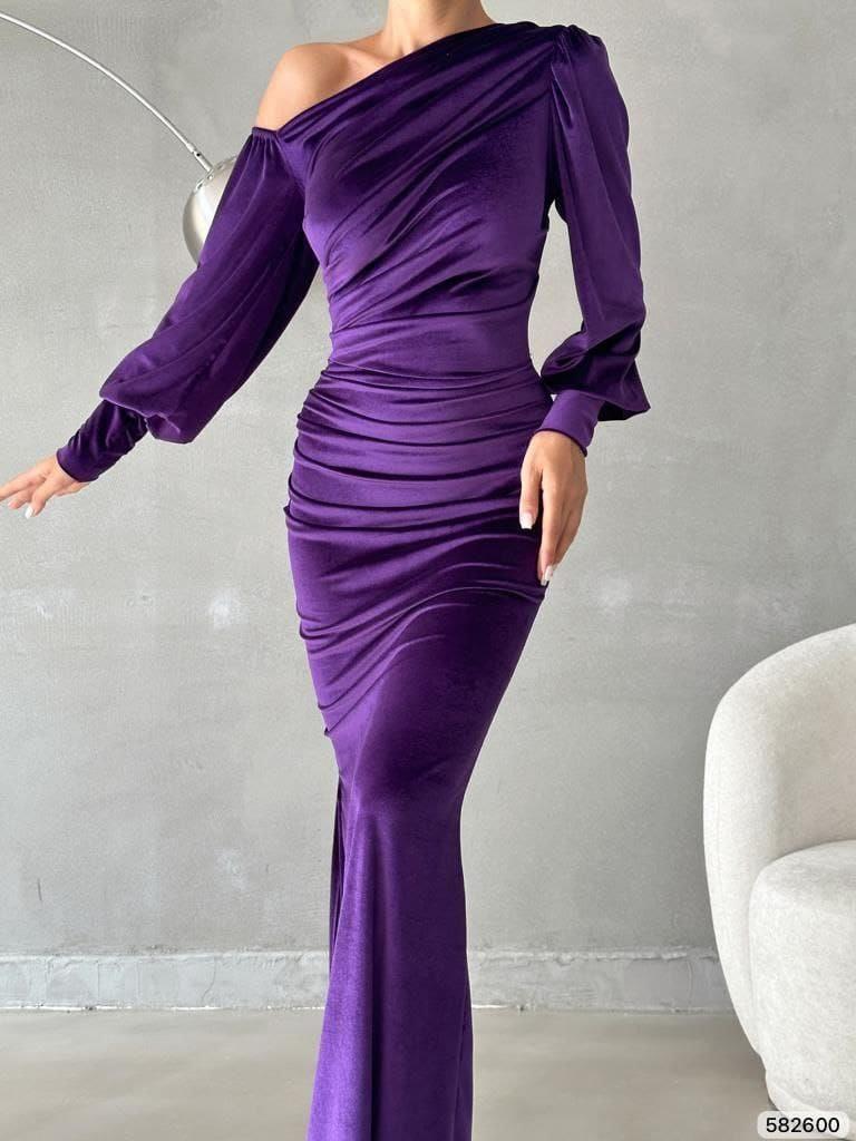Yırtmaçlı Omzu Açık Maxi Boy Kadife Kumaş Abiye Elbise MOR 582600