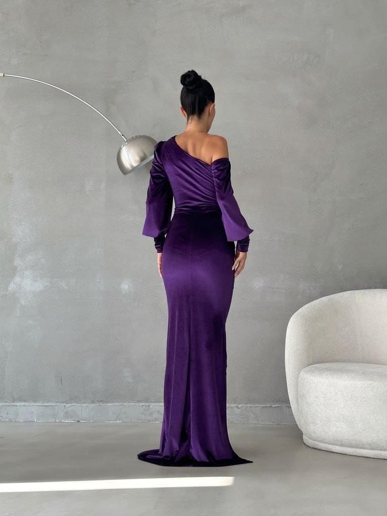 Yırtmaçlı Omzu Açık Maxi Boy Kadife Kumaş Abiye Elbise MOR 582600