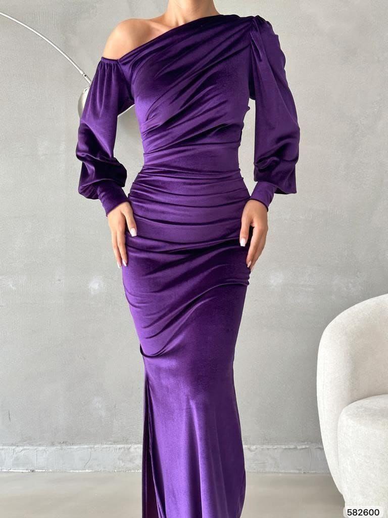 Yırtmaçlı Omzu Açık Maxi Boy Kadife Kumaş Abiye Elbise MOR 582600