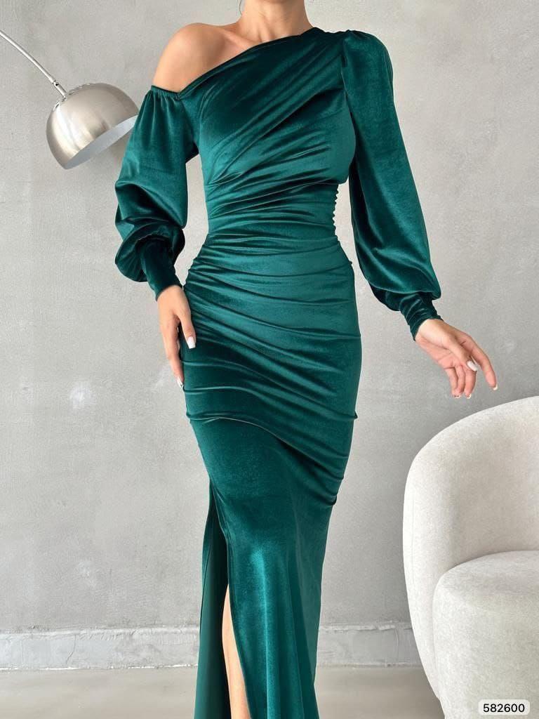 Yırtmaçlı Omzu Açık Maxi Boy Kadife Kumaş Abiye Elbise ZÜMRÜT 582600