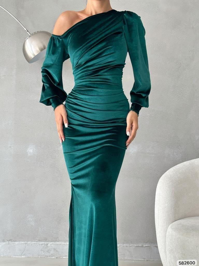 Yırtmaçlı Omzu Açık Maxi Boy Kadife Kumaş Abiye Elbise ZÜMRÜT 582600