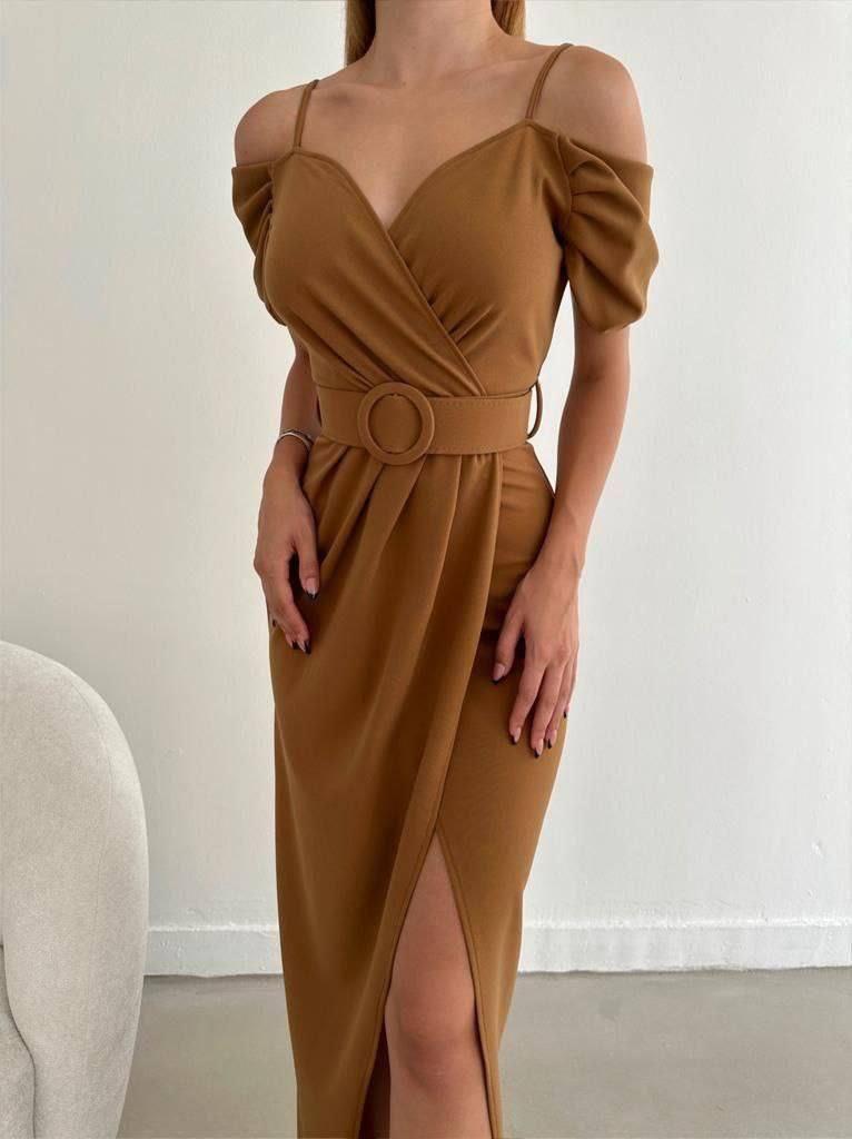 Düşük Omuz Yırtmaçlı Kemerli Elbise 582134 Camel