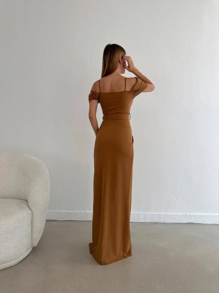 Düşük Omuz Yırtmaçlı Kemerli Elbise 582134 Camel