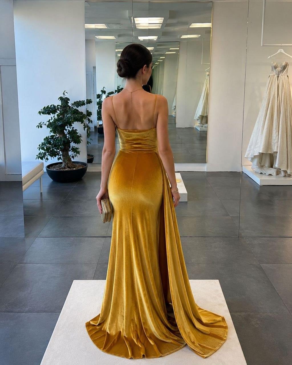 Kadife Esnek Kumaş  Drape Öne Pile Detaylı Askılı Abiye Elbise GOLD 582334