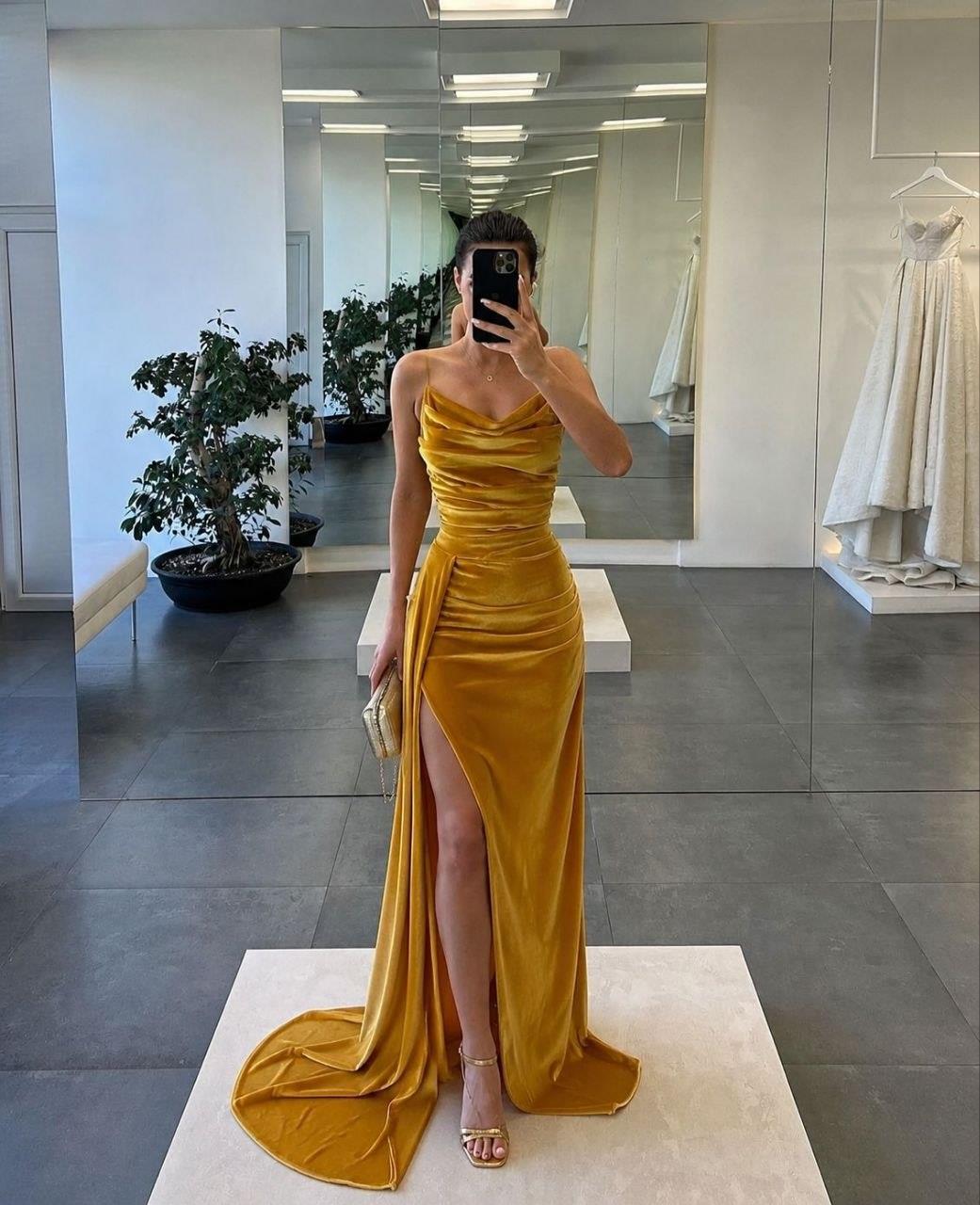 Kadife Esnek Kumaş  Drape Öne Pile Detaylı Askılı Abiye Elbise GOLD 582334
