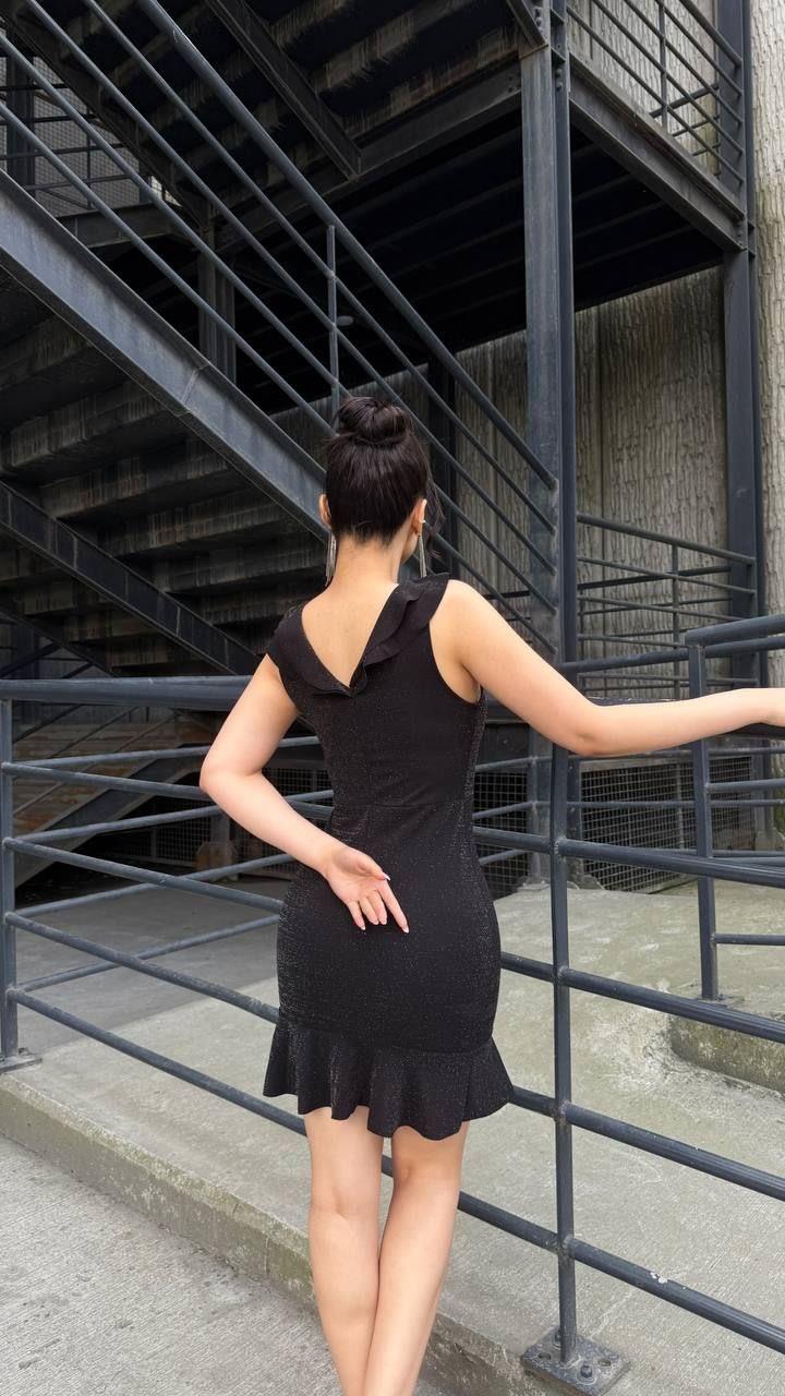 Kalın Askılı Yaka Ve Etek Fırfırlı Simli Krep Elbise SİYAH 581310