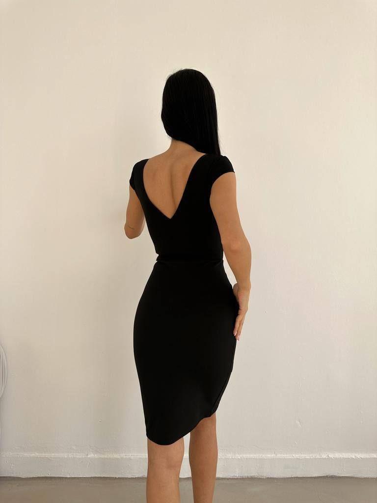 Klasik kesimi cesur ve hareketli fırfır detaylarıyla birleştiren, göz alıcı bir davet elbisesi 582563 SIYAH