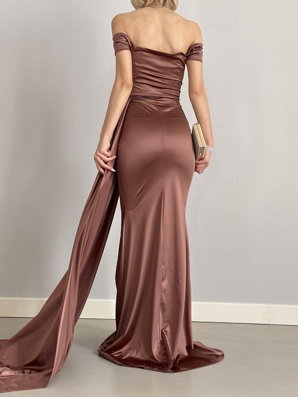 Saten Kumaş Düşük Omuz Maxi Boy Elbise 582441 KAHVERENGİ