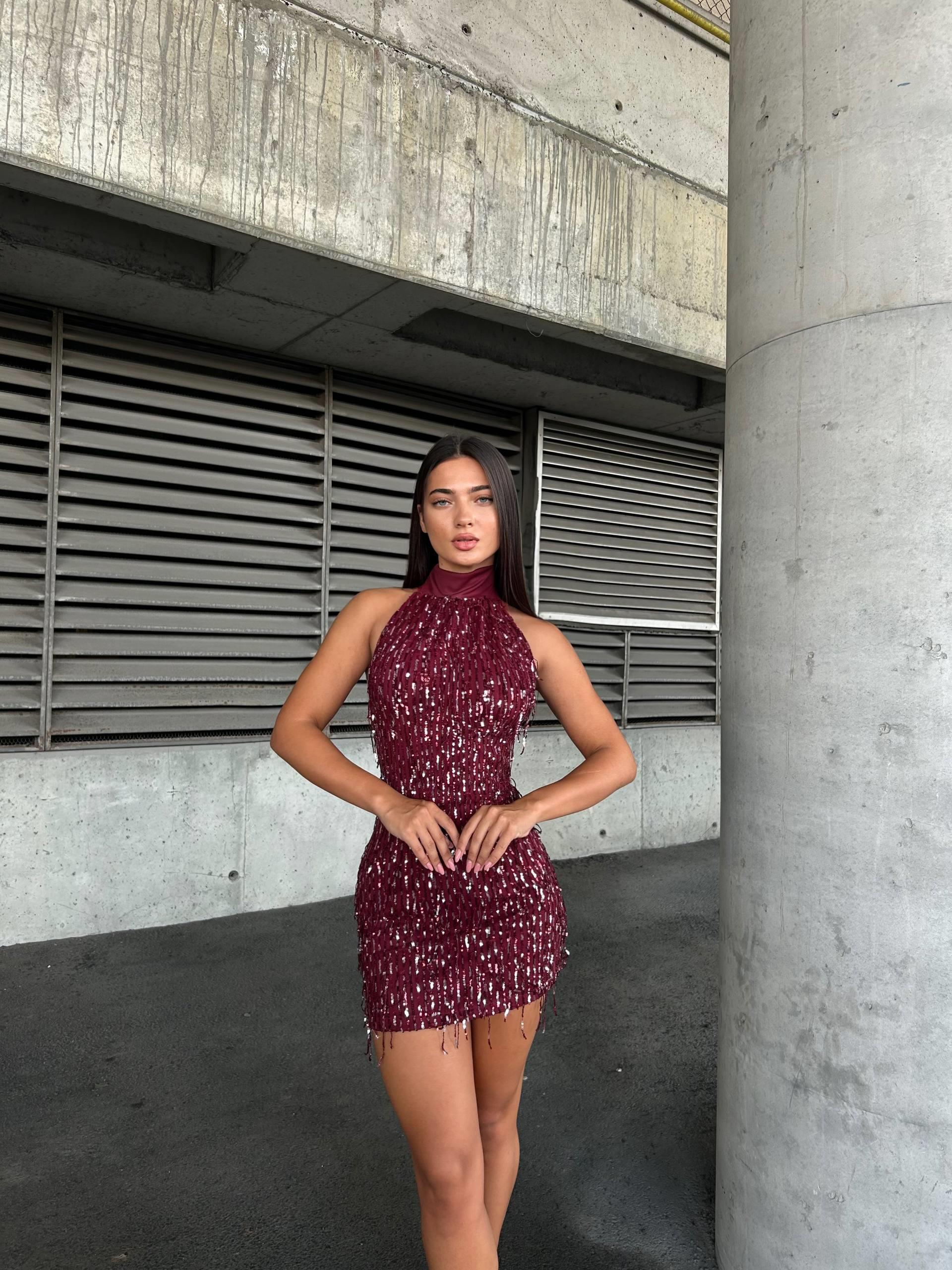 Işıltılı Payetli Halter Yaka Sırt Dekolteli Mini Gece Elbisesi  583229 Bordo
