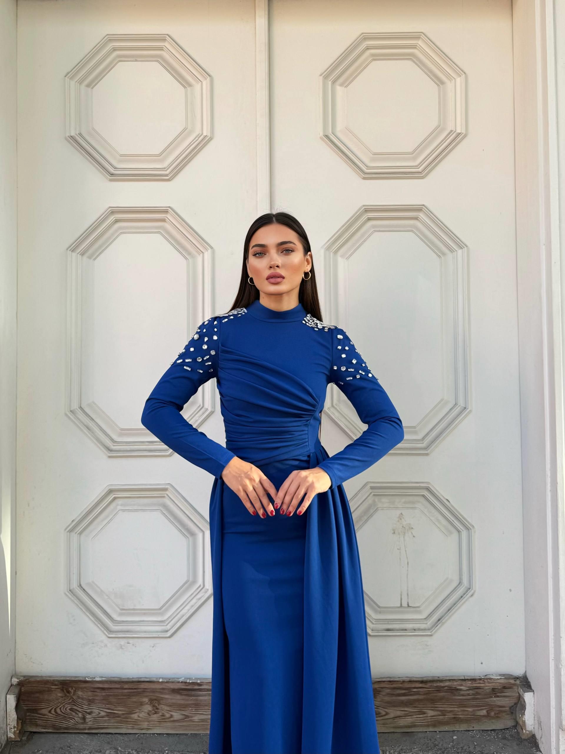 omuz taş detaylar ile özel drapeleriyle elbise 583341 SAKS