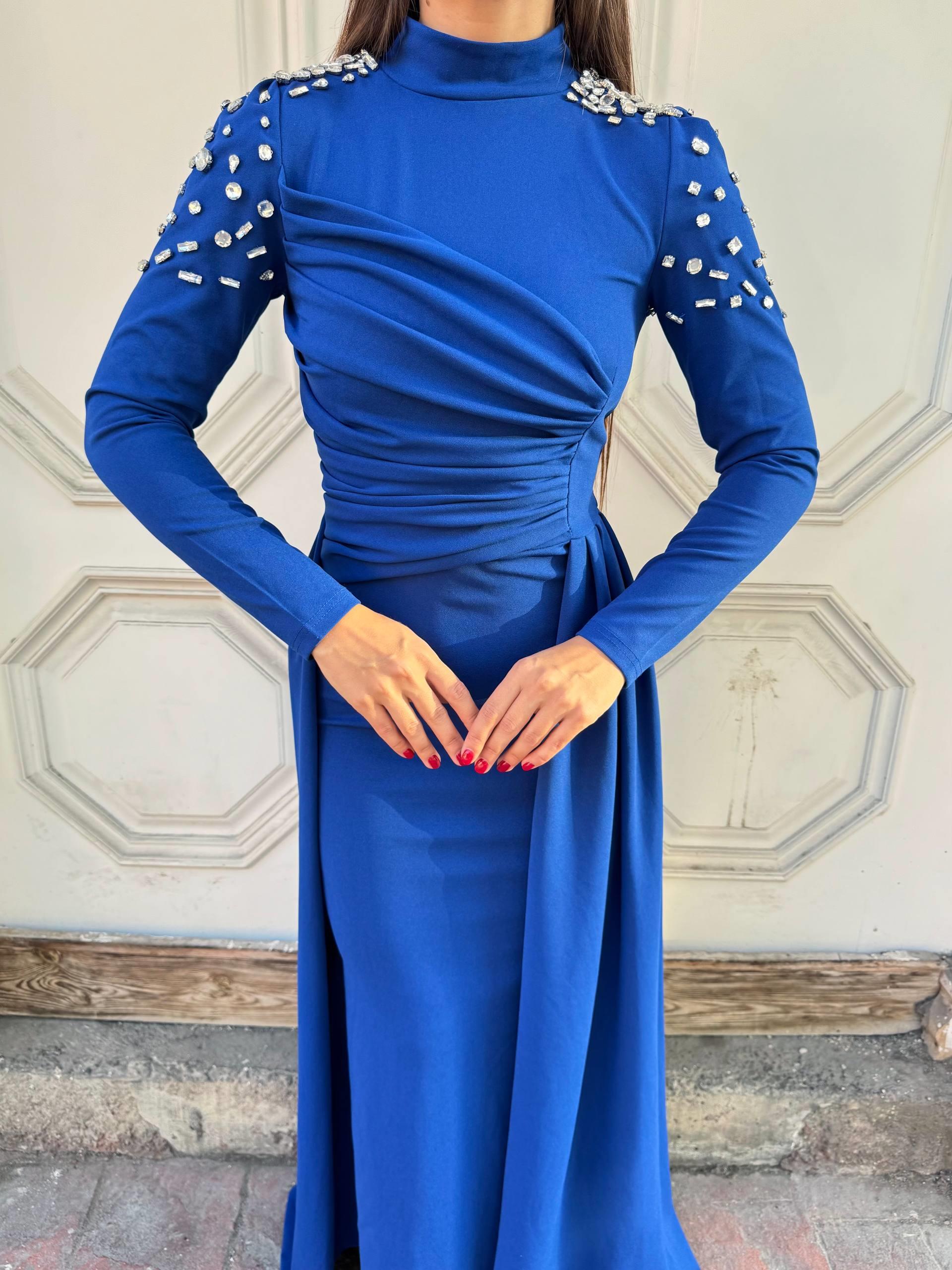 omuz taş detaylar ile özel drapeleriyle elbise 583341 SAKS