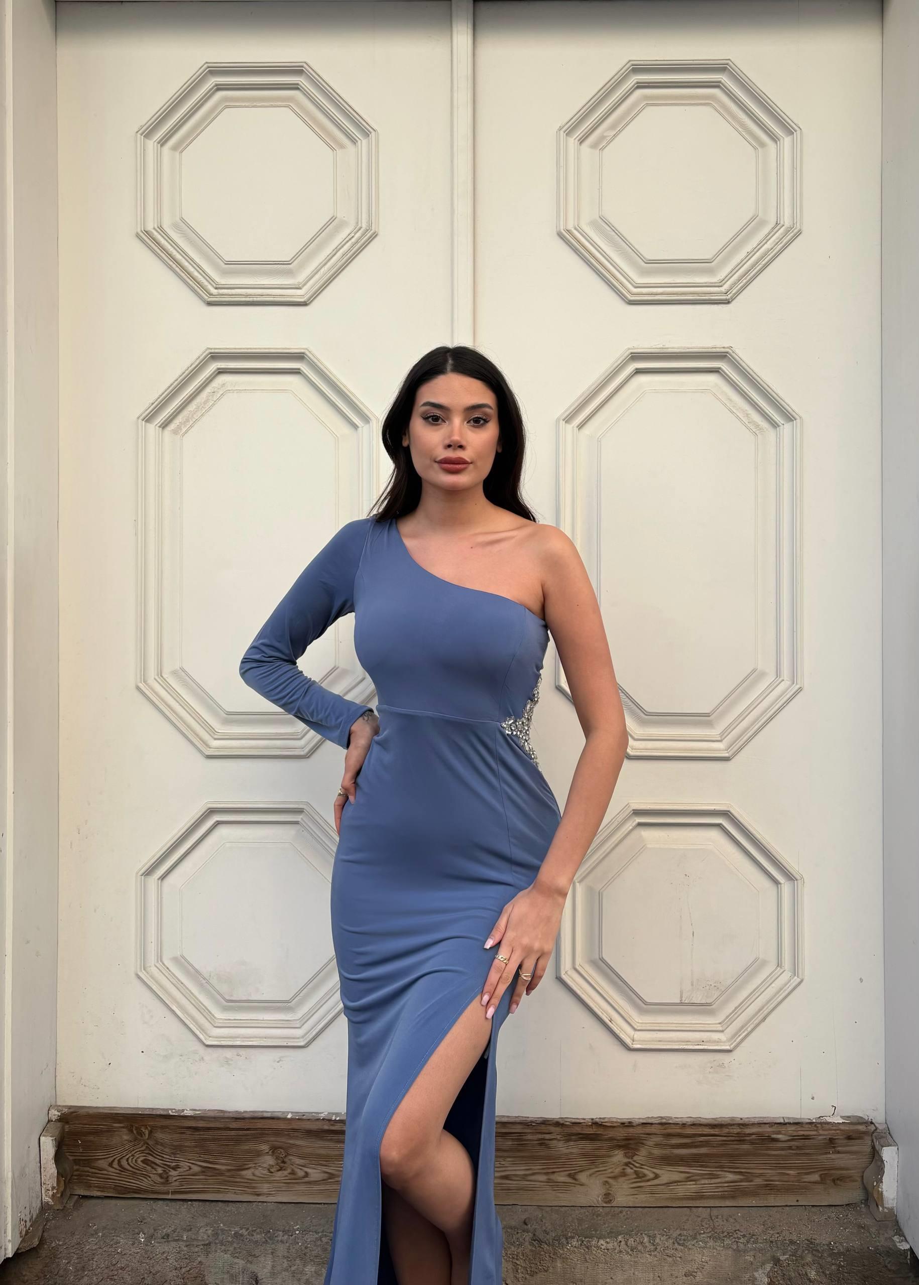 TEK KOL BELi İŞLEMELİ DRAPELİ ABİYE ELBİSE 583361 İNDİGO