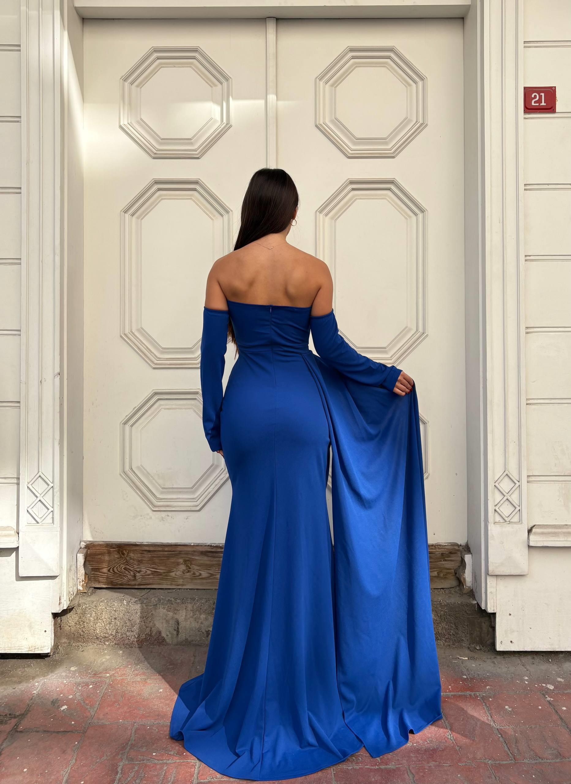  vücudu saran balık kesim ve önündeki kuyruk/drape detaylı elbise 583346 SAKS
