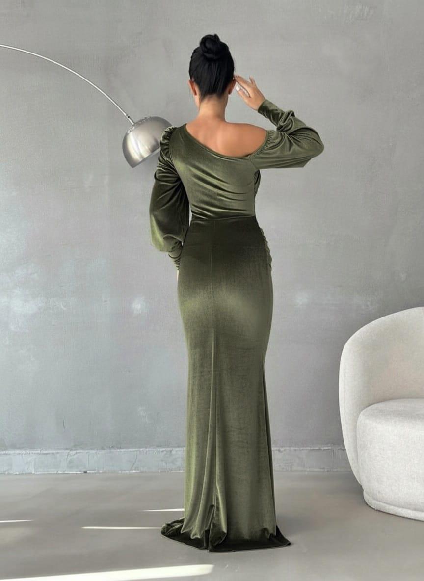 Yırtmaçlı Omzu Açık Maxi Boy Kadife Kumaş Abiye Elbise HAKİ 582600