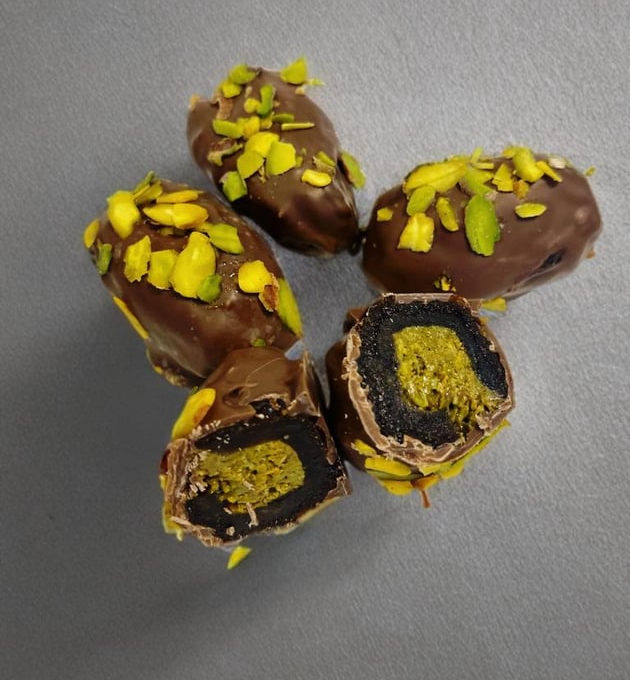 Antep Fıstığı Ezmeli ve Kadayıf Parçacıklı Hurma Çikolata (250 gr, 7-8 adet)