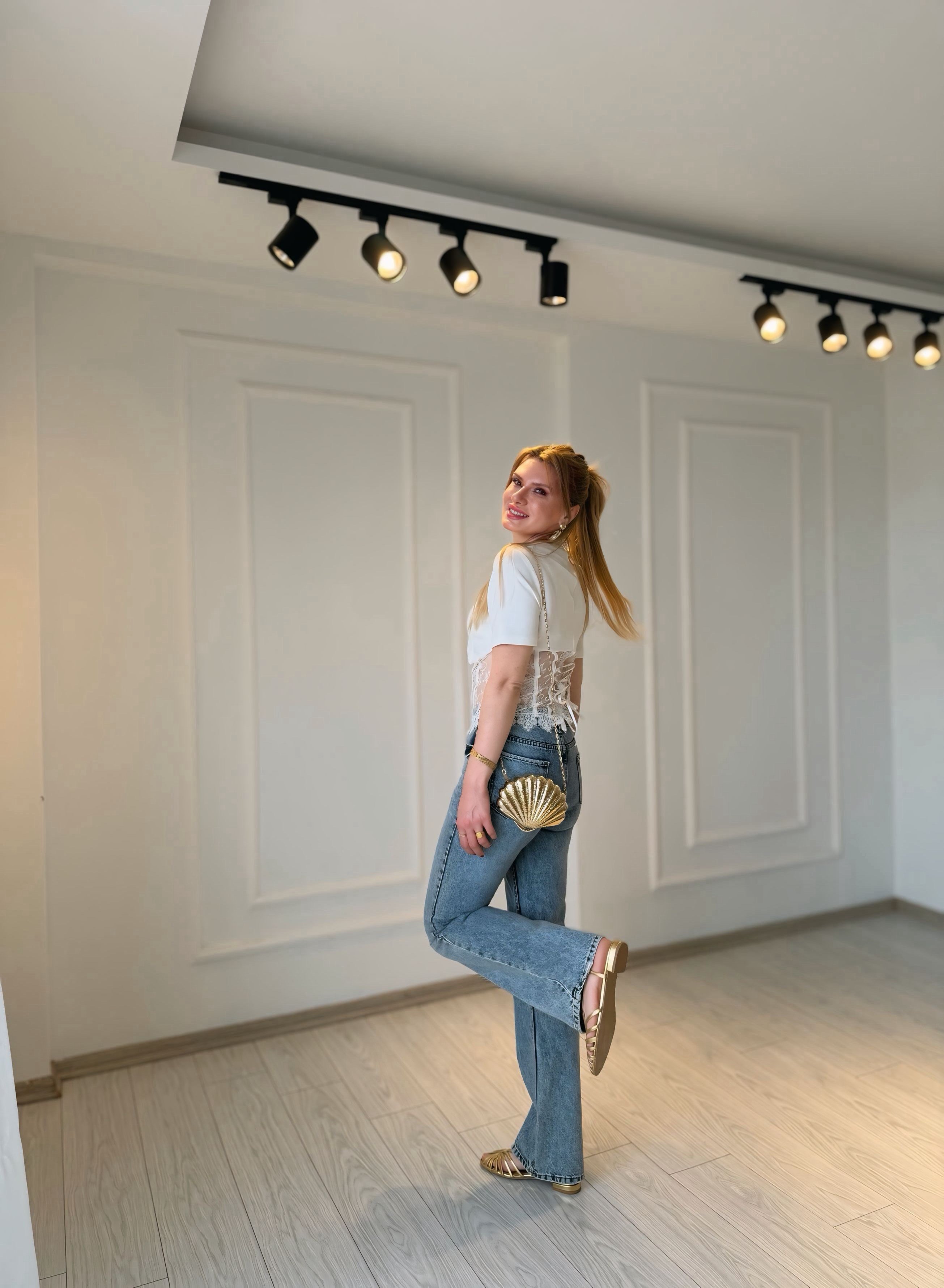BluzBeyaz Dantel Detaylı Sırt Bağlamalı Bluz
