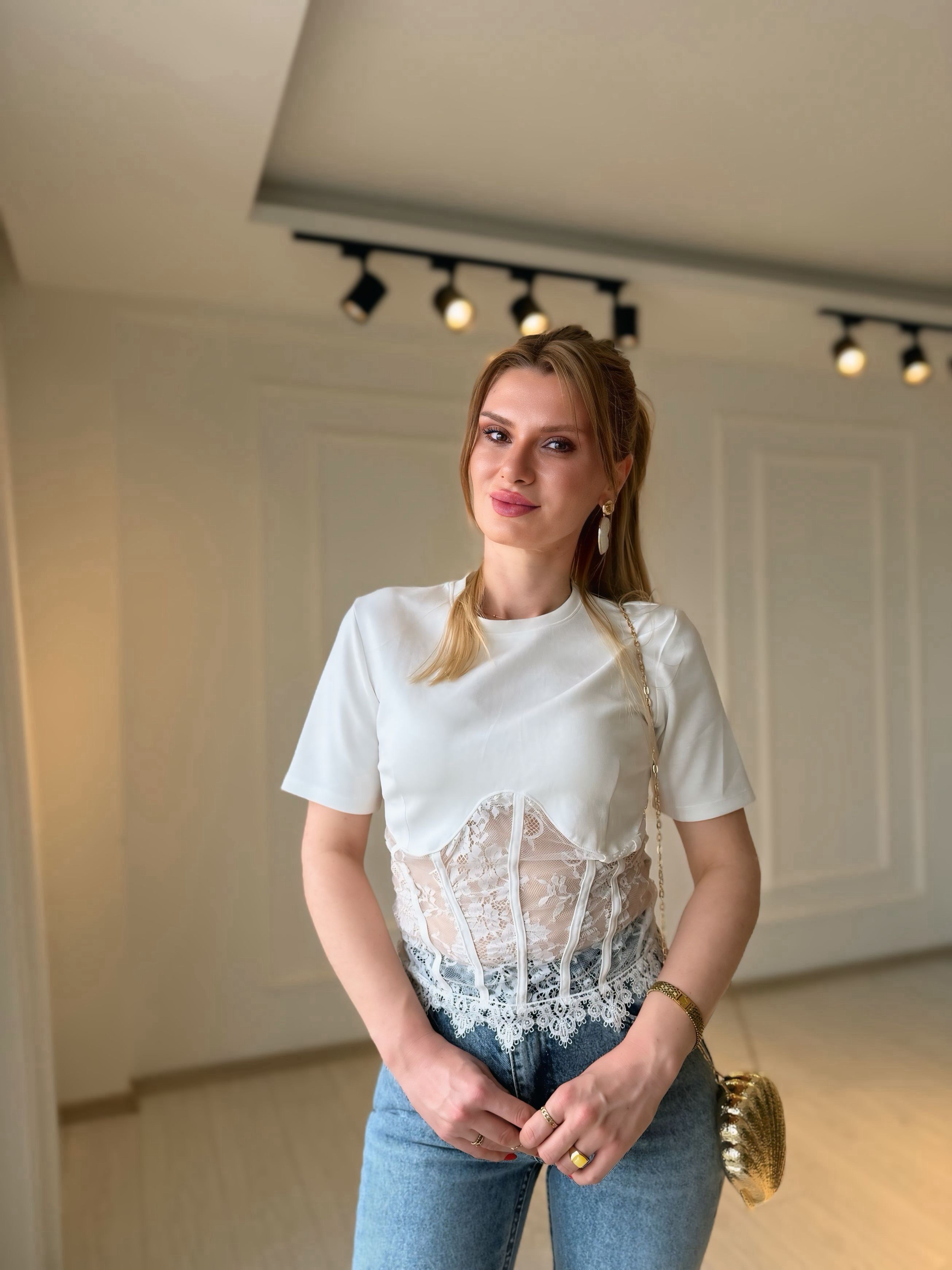 BluzBeyaz Dantel Detaylı Sırt Bağlamalı Bluz