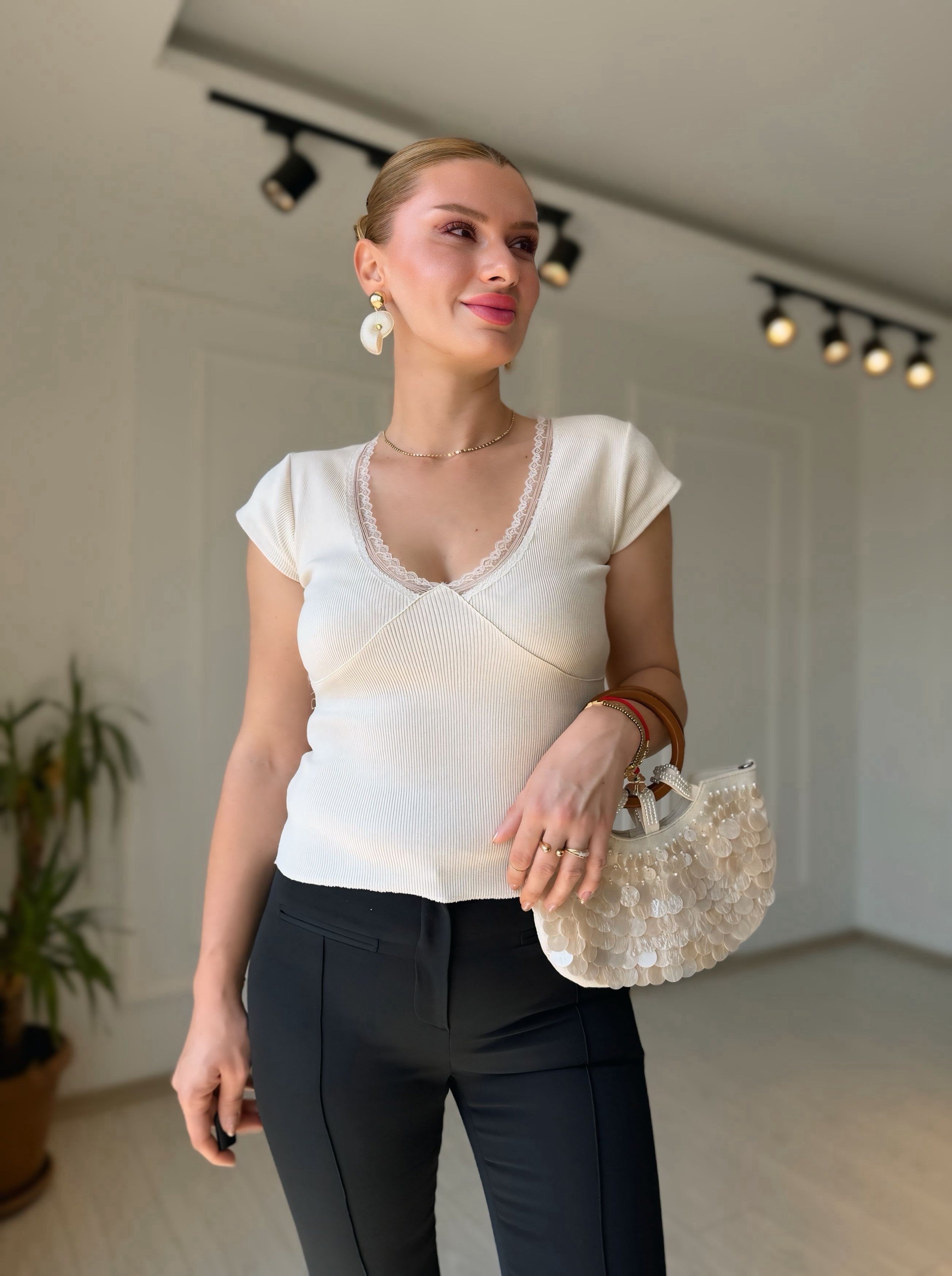 BluzDantel Detaylı V Yaka Fitilli Bluz