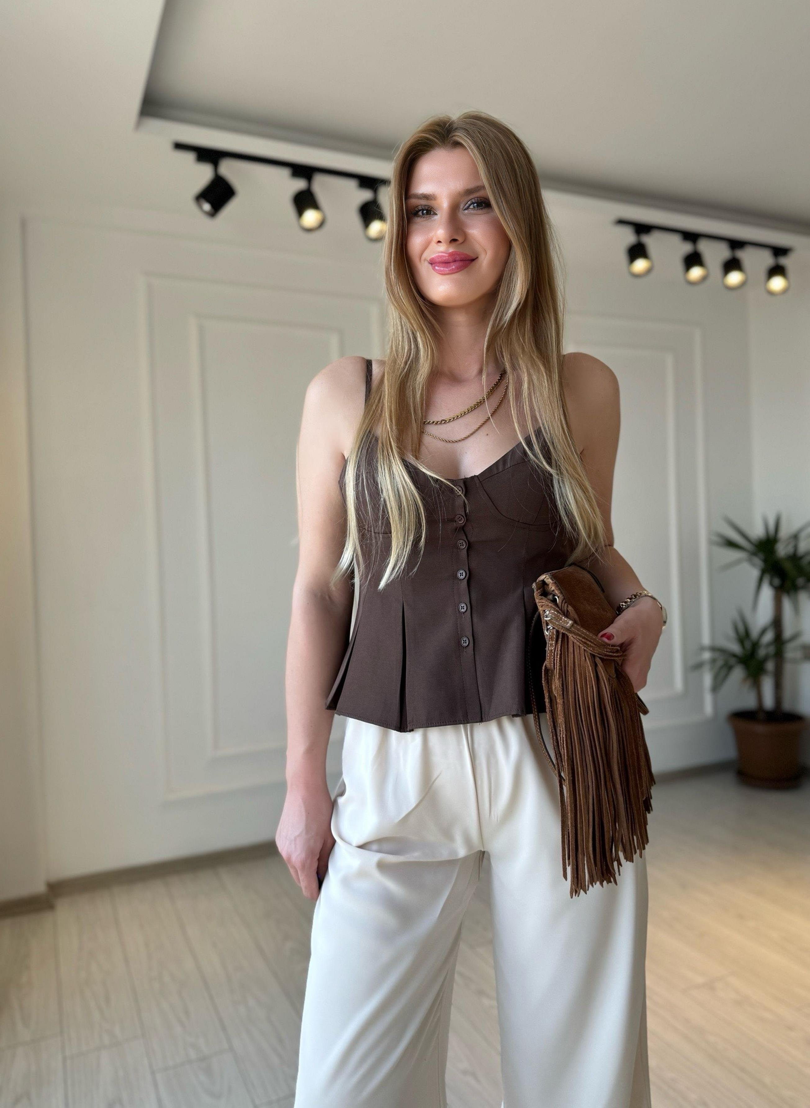 BluzPile Detaylı Düğmeli İnce Askılı Bluz - Kahve