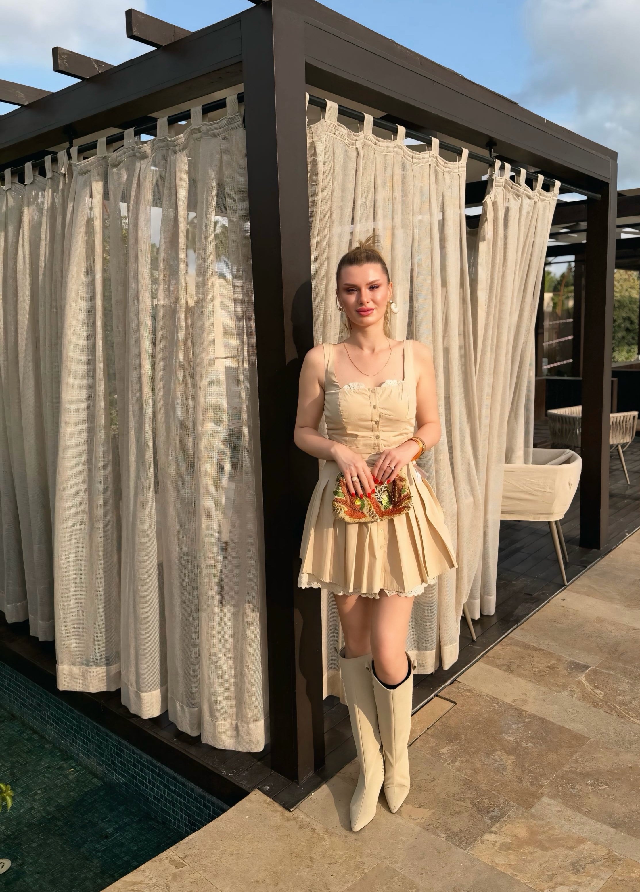 ELBİSEPerla Dantel Detaylı Piliseli Mini Elbise