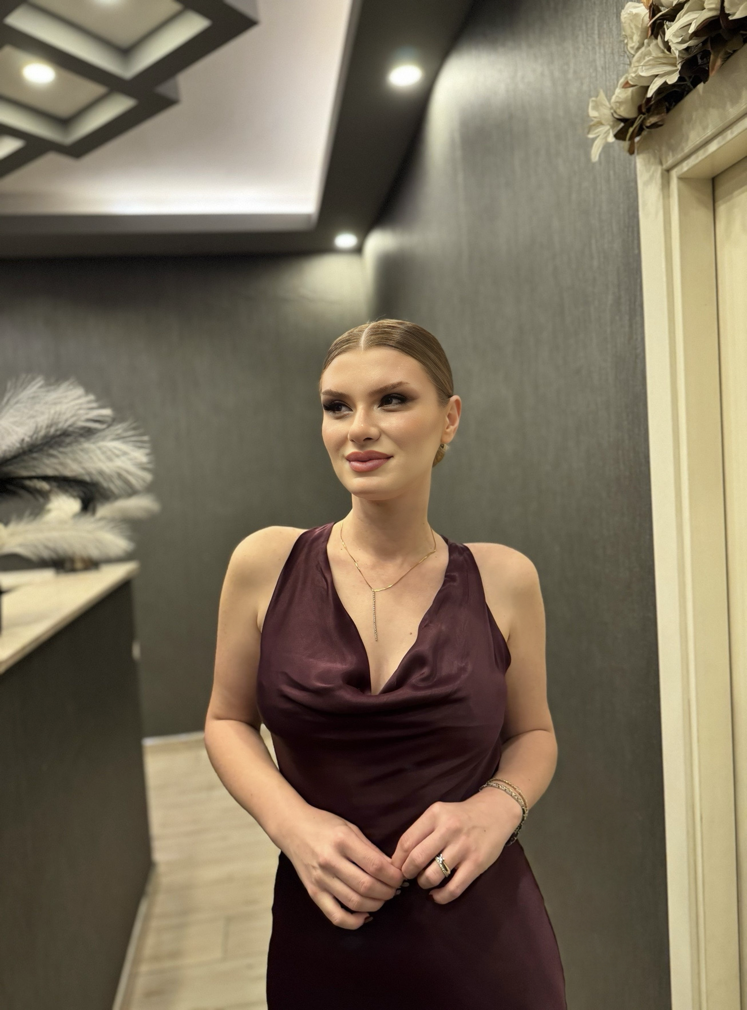 ELBİSEŞarap Rengi Sırt Dekolte Detaylı Uzun Saten Elbise
