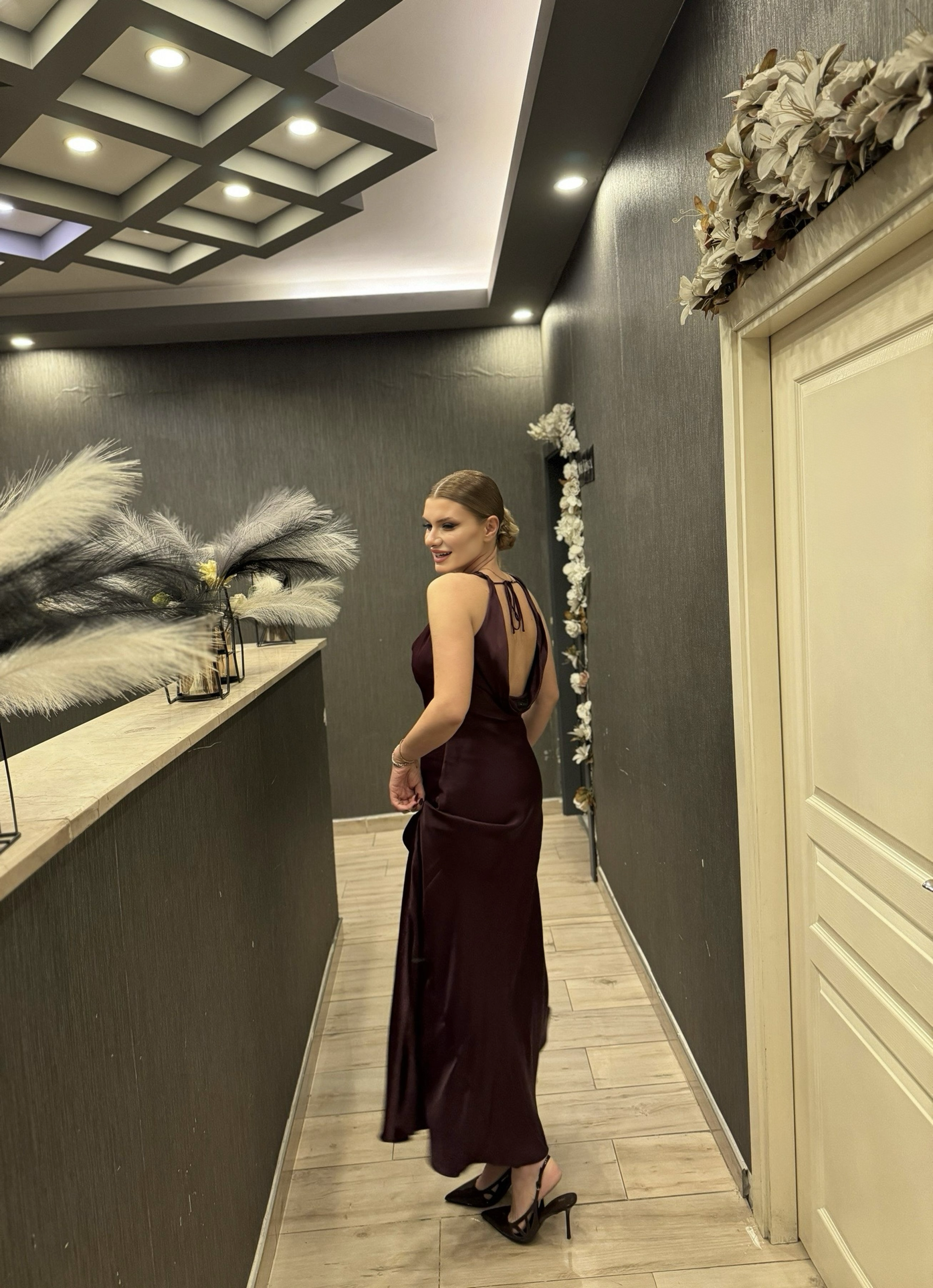 ELBİSEŞarap Rengi Sırt Dekolte Detaylı Uzun Saten Elbise