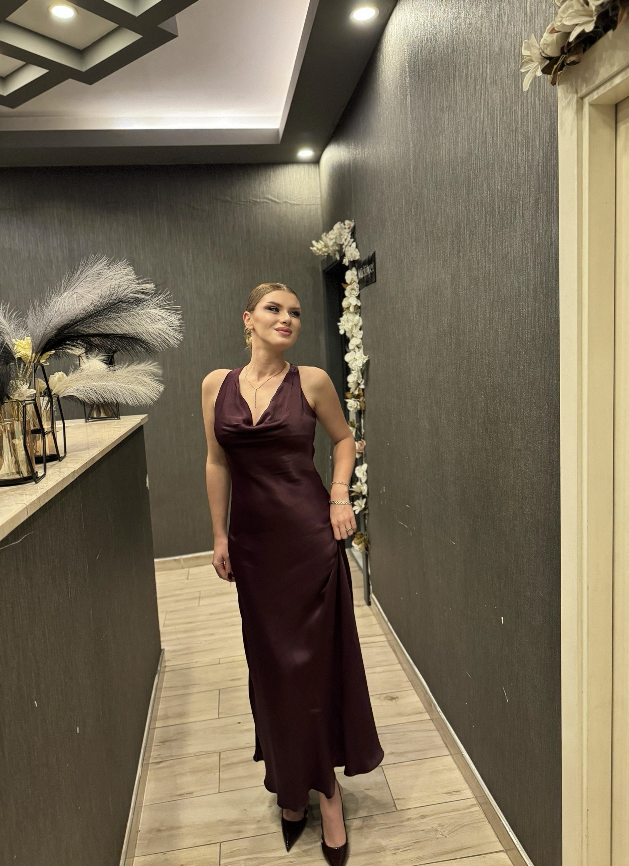ELBİSEŞarap Rengi Sırt Dekolte Detaylı Uzun Saten Elbise
