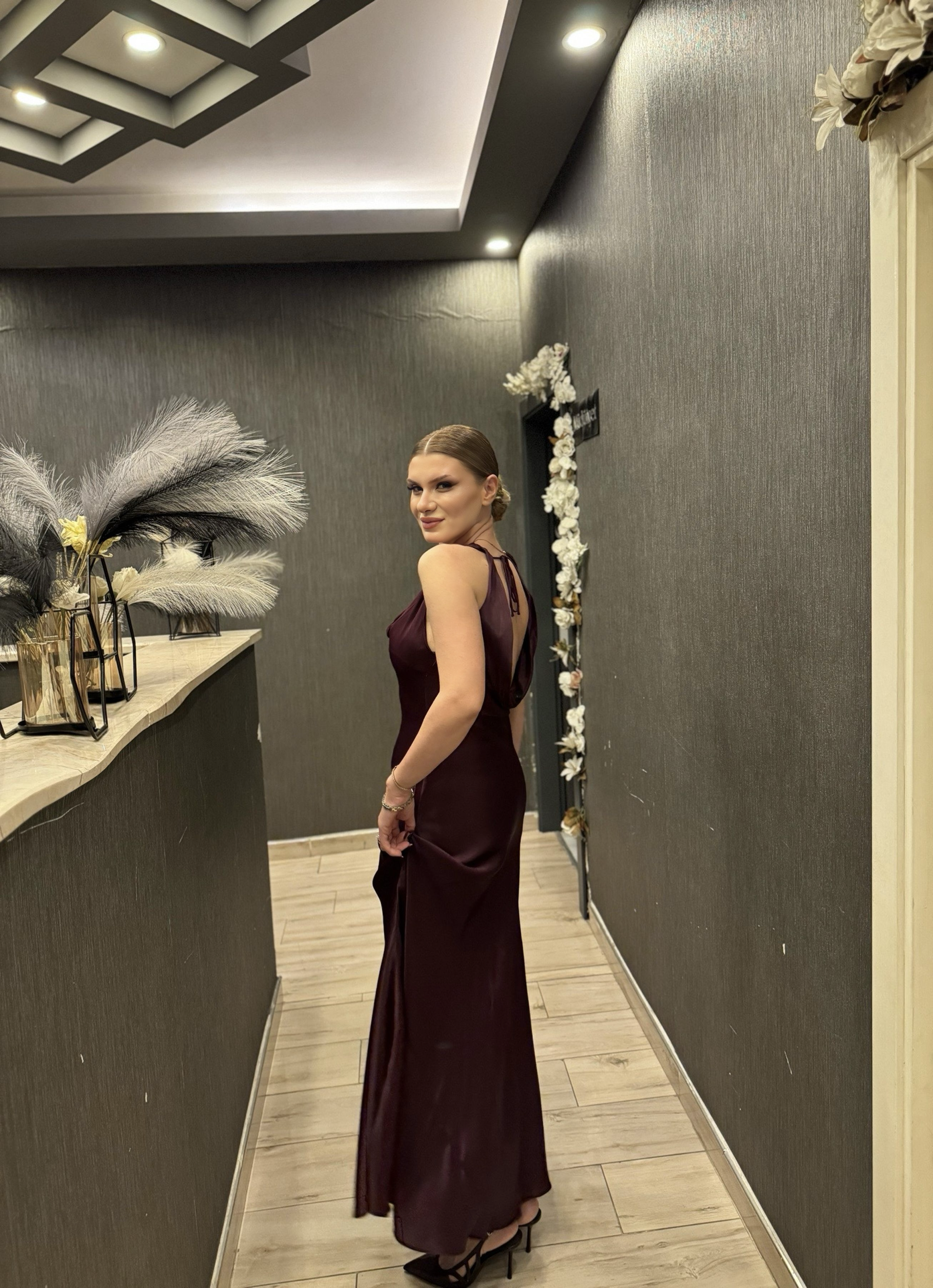 ELBİSEŞarap Rengi Sırt Dekolte Detaylı Uzun Saten Elbise