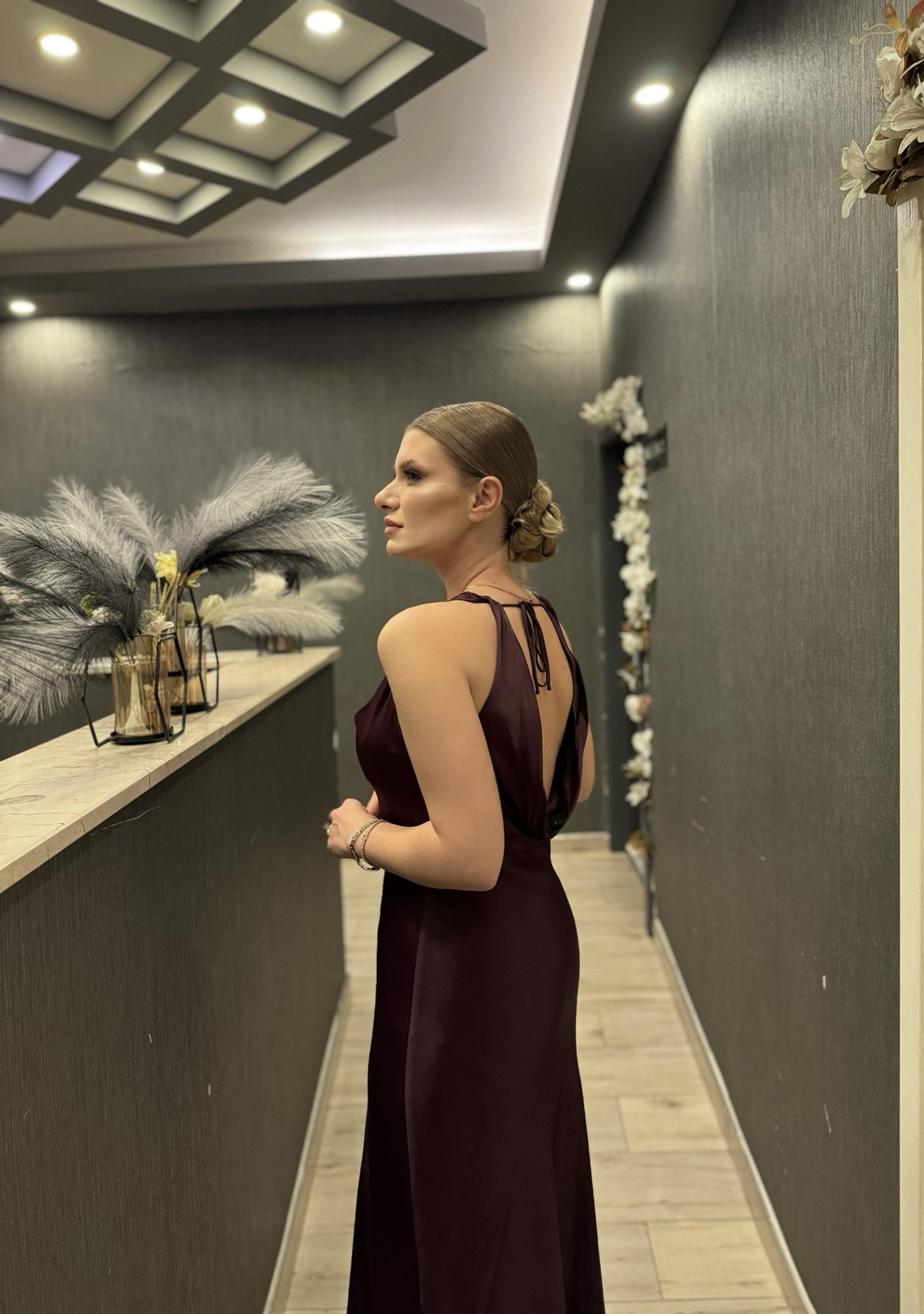 ELBİSEŞarap Rengi Sırt Dekolte Detaylı Uzun Saten Elbise